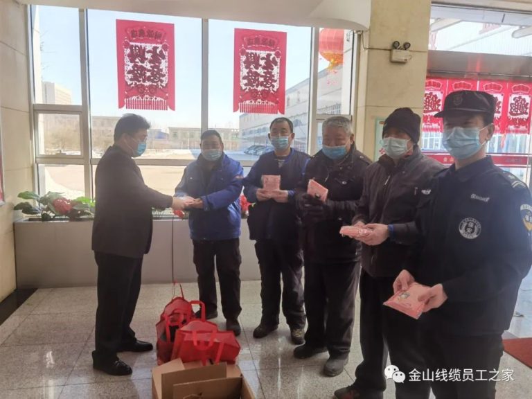 20220217宜兴埠镇总工会走基层为太阳集团线缆发放防疫物资和防寒物品